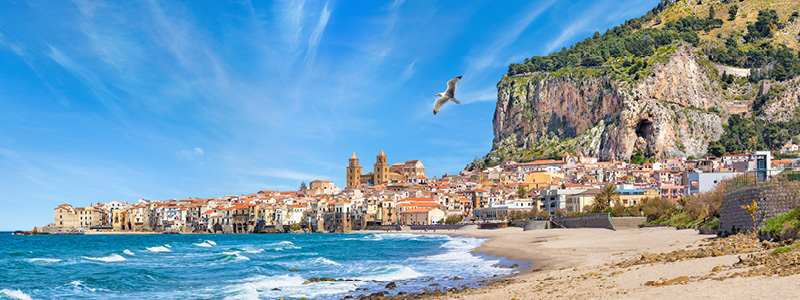 Huse vid havet bland bergen, Cefalu p Sicilien.