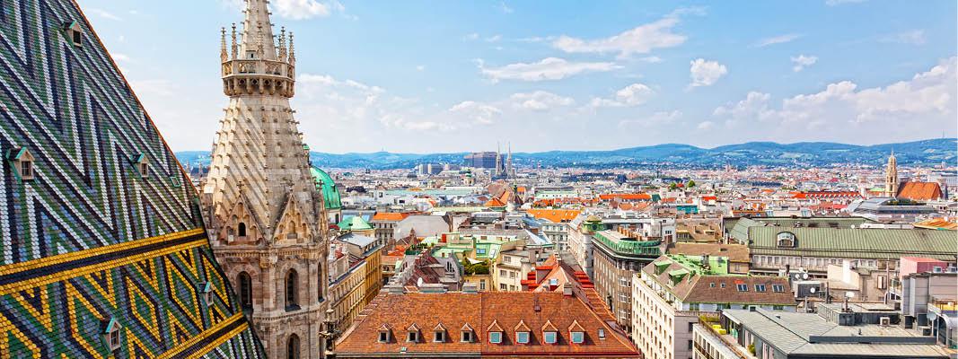 Wien frn toppen med domkyrkan Stefansdomen, kryssning p Donau.