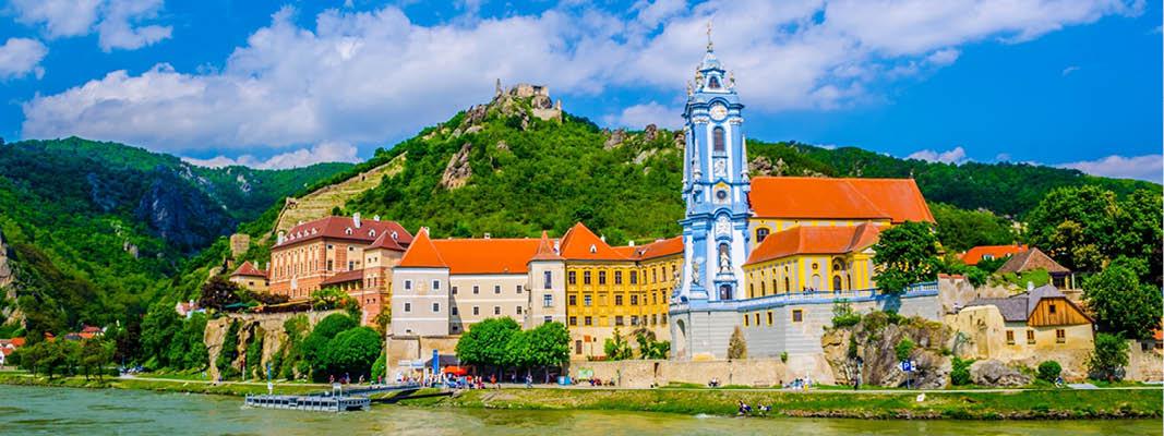 Den pittoreska sterrikiska landsbyn Durnstein, kryssning p Donau.