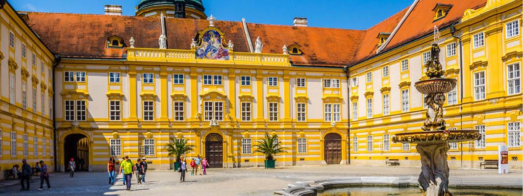 Innergrden p Benediktinklostret Stift Melk, kryssning p Donaufloden.