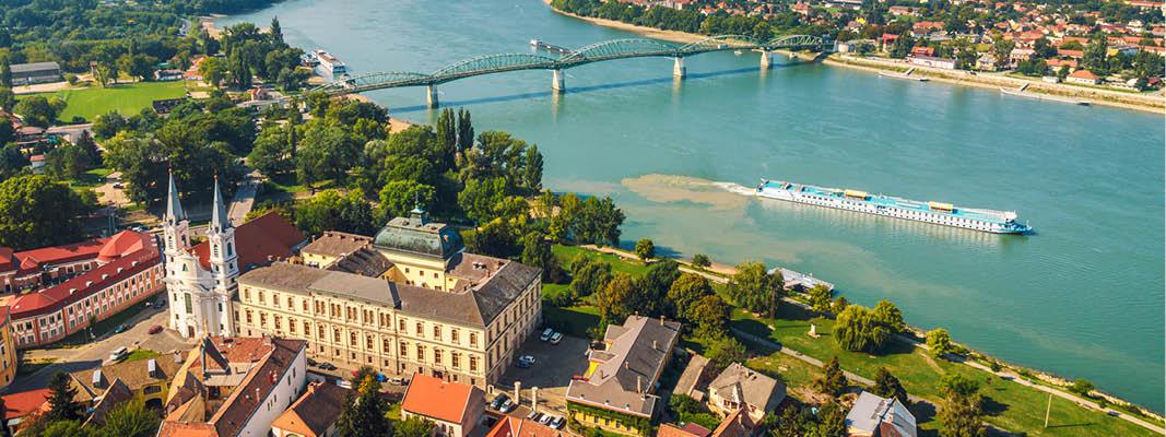 Esztergom med domkyrkan i ungern, kryssning p Donaufloden.